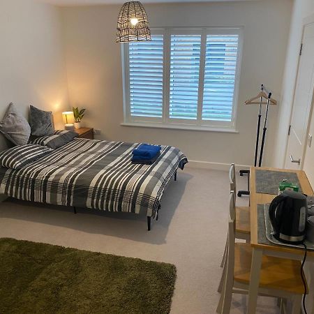 Very Large Double Room With Corner Sofa, Sky Tv, Netflix Etc, Fridge And Microwave Newhaven Zewnętrze zdjęcie