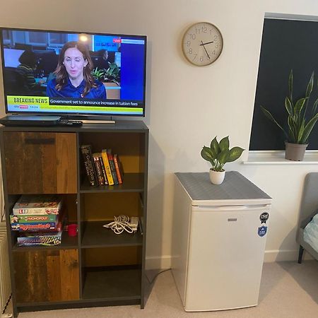 Very Large Double Room With Corner Sofa, Sky Tv, Netflix Etc, Fridge And Microwave Newhaven Zewnętrze zdjęcie