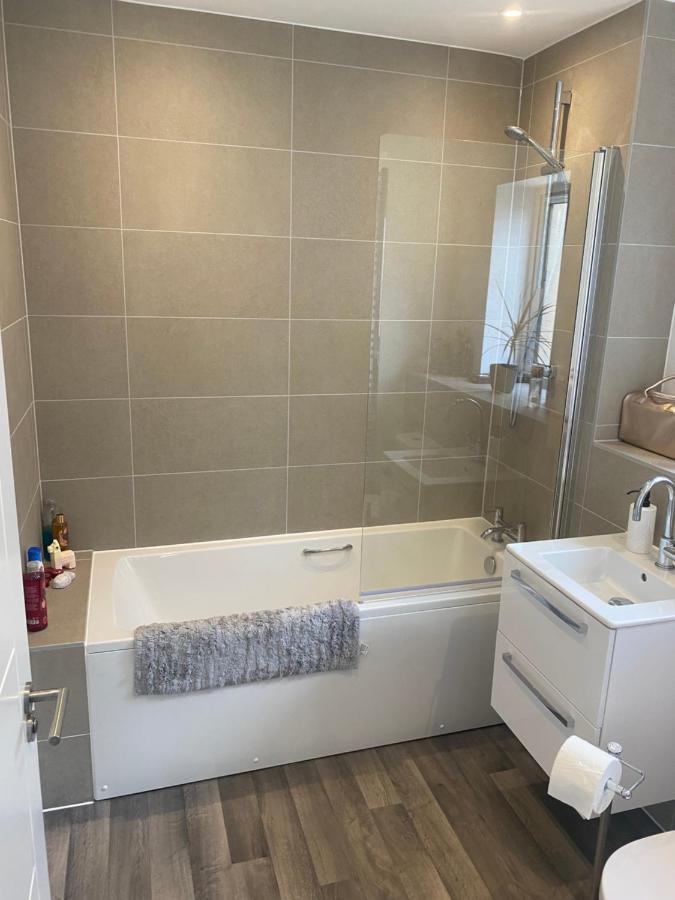 Very Large Double Room With Corner Sofa, Sky Tv, Netflix Etc, Fridge And Microwave Newhaven Zewnętrze zdjęcie