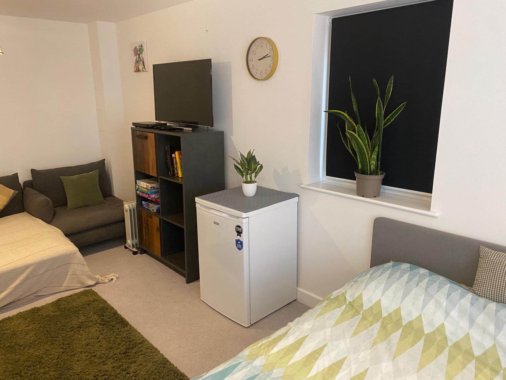 Very Large Double Room With Corner Sofa, Sky Tv, Netflix Etc, Fridge And Microwave Newhaven Zewnętrze zdjęcie