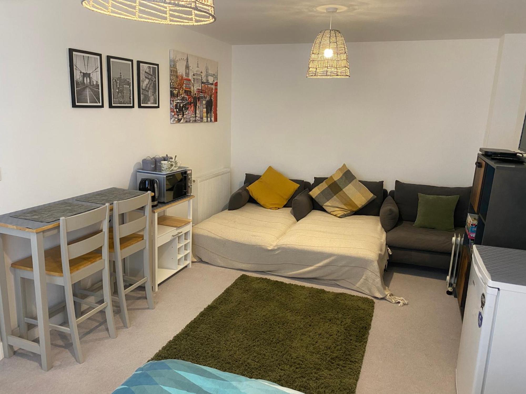 Very Large Double Room With Corner Sofa, Sky Tv, Netflix Etc, Fridge And Microwave Newhaven Zewnętrze zdjęcie